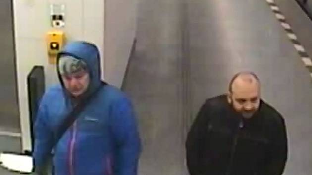 Muži podezřelí z krádeže mobilního telefonu.