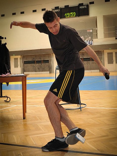 Jan Weber - několikanásobný mistr světa ve footbagu, neboli hakysaku, a freestyle fotbalu - umí žonglovat i s mobilem.