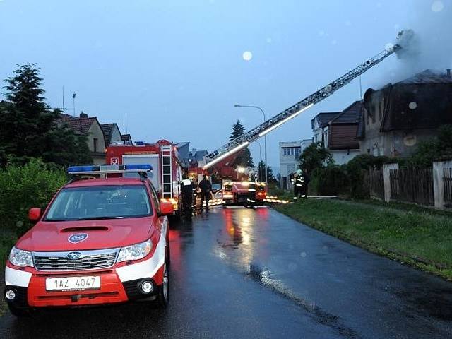 Požár půdy a střechy neobydleného domu aktuálně obývaného squattery v ulici Na Staré Vinici v Krči.