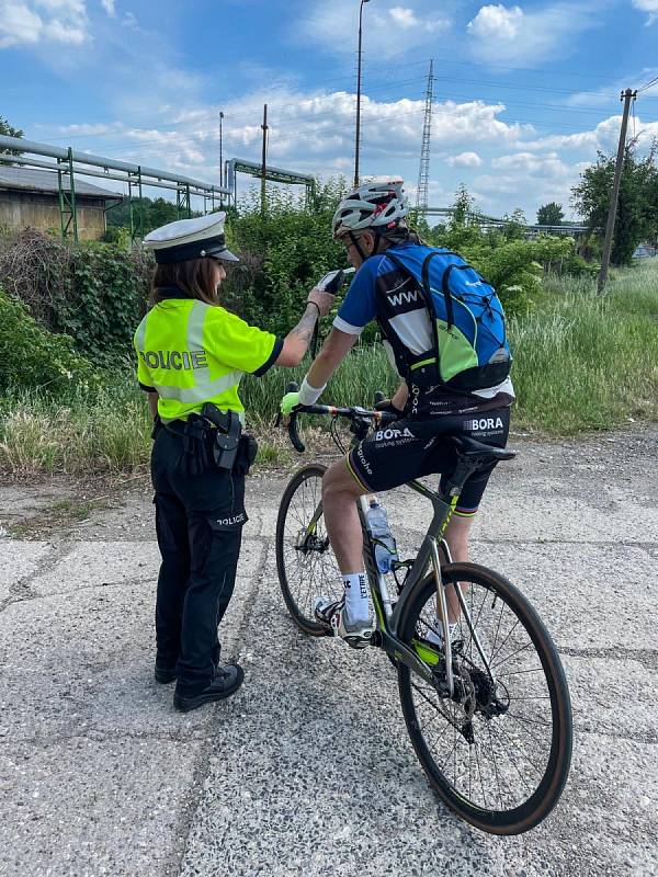 Na to, jak jezdí po silnicích cyklisté, a zejména řidiči motorových vozidel kolem cyklistů, se zaměřili středočeští policisté během týden trvající dopravně bezpečnostní akce.