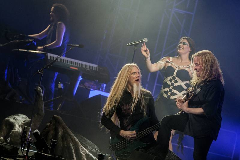 Finští Nightwish předvedli dvouhodinovou show plnou hudby, barev i ohně.