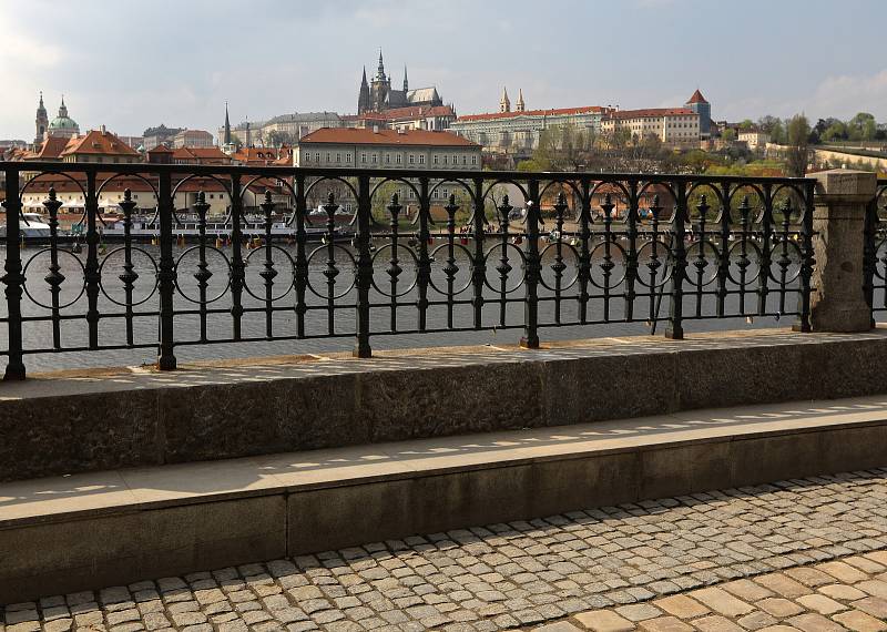 S kapitánem Štěpánem Rusňákem po stopách filmových míst na Vltavě  - Alšovo nábřeží - film Jára Cimrman ležíci, spící.