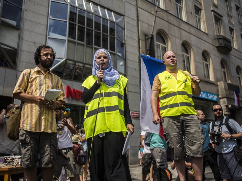 Demonstrace za solidaritu s uprchlíky a proti šíření nenávisti se uskutečnila v sobotu 18. července 2015 na pražském Můstku.