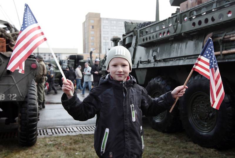 Z ukázky vojenské techniky amerického konvoje v areálu ruzyňských kasáren.