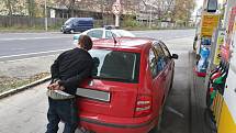 Stopař odcizil auto muži, který mu nabídl pomoc. Policie ho zadržela na benzínce.