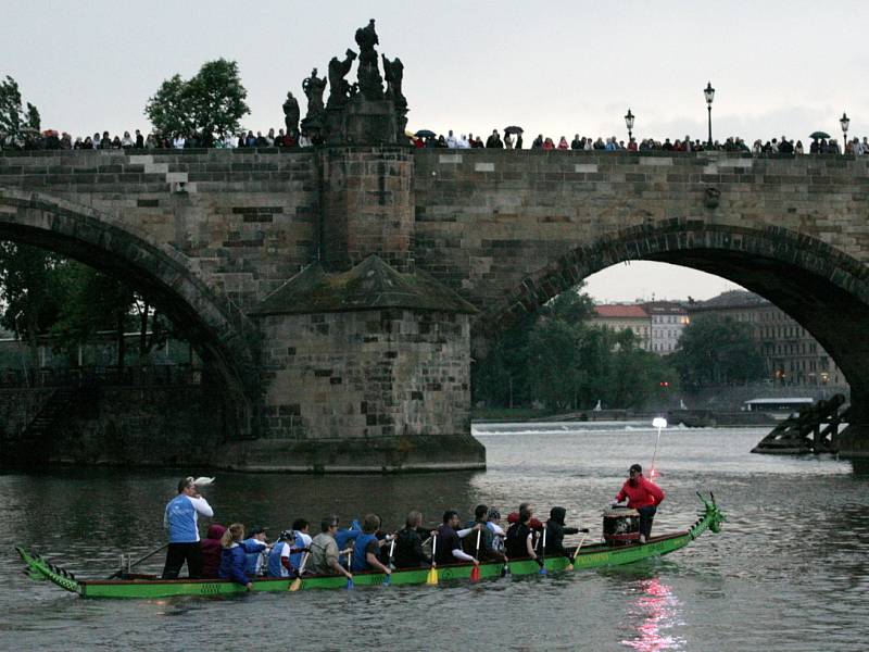 Svatojánské Navalis 2012 se konalo v úterý 15. května v okolí Karlova mostu. Regata historických a dračích lodí. 