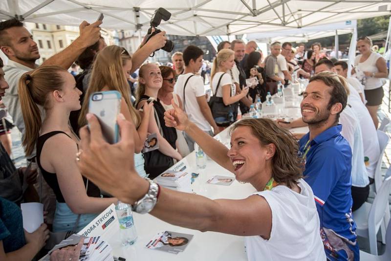 Autogramiáda olympioniků na Staroměstském náměstí.