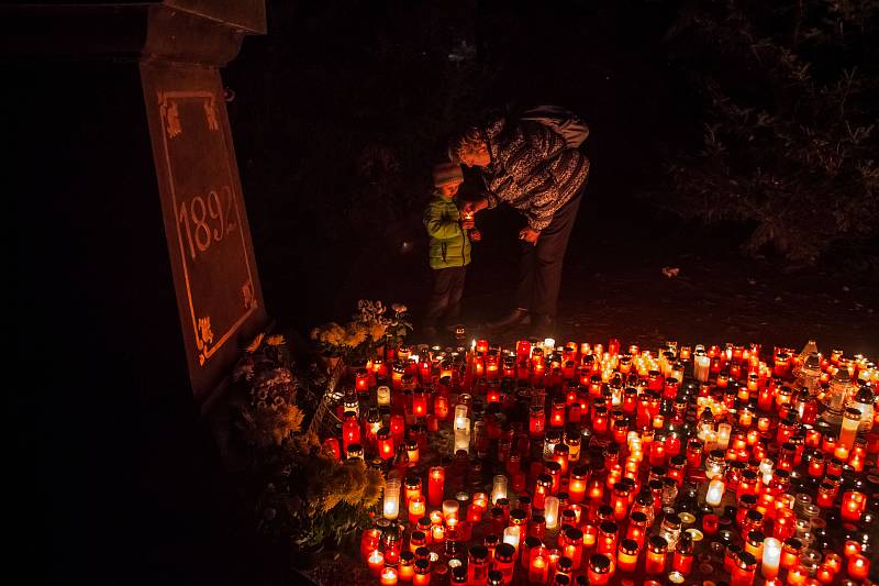 Lidé si připomínají svátek zemřelých, Dušičky, na pražských Olšanských hřbitovech.