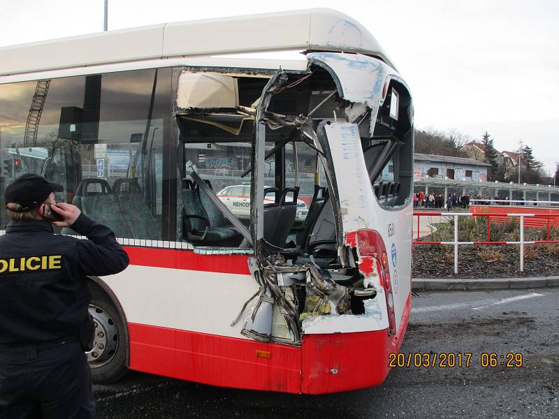 Nehoda autobusu ve Veleslavíně. 