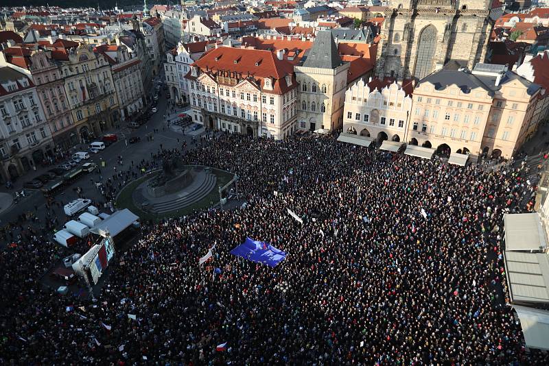 Lidé na Staroměstském náměstí v Praze demonstrují za nezávislost justice kvůli jmenování Marie Benešové ministryní spravedlnosti (6. května 2019).