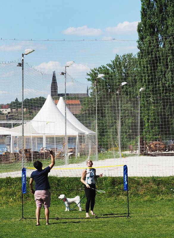 Žluté lázně nabízejí spoustu zábavy. Badminton.