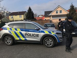 Policisté si došli v rámci celoevropské akce pro několik cizinců, jeden před nimi vyskočil z okna a utekl