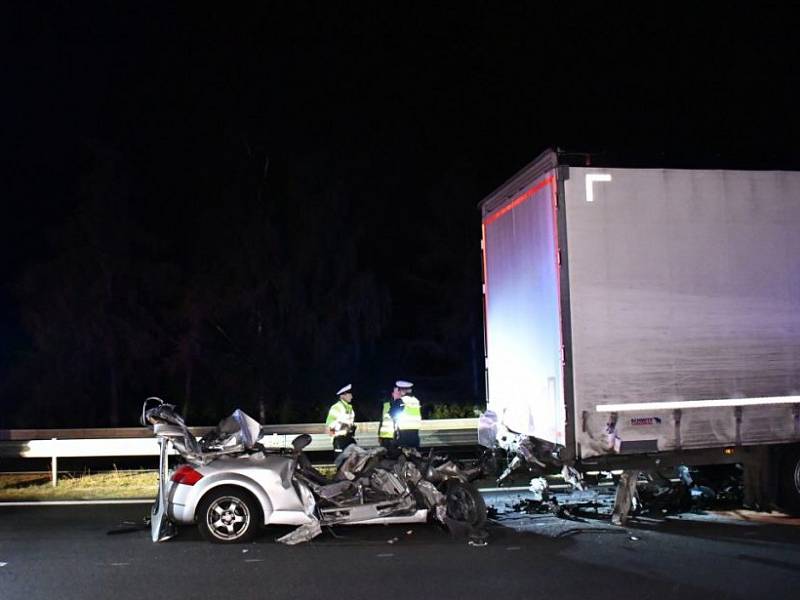 Řidič audi najel na dálnici D5 pod kamion, nehodu nepřežil.