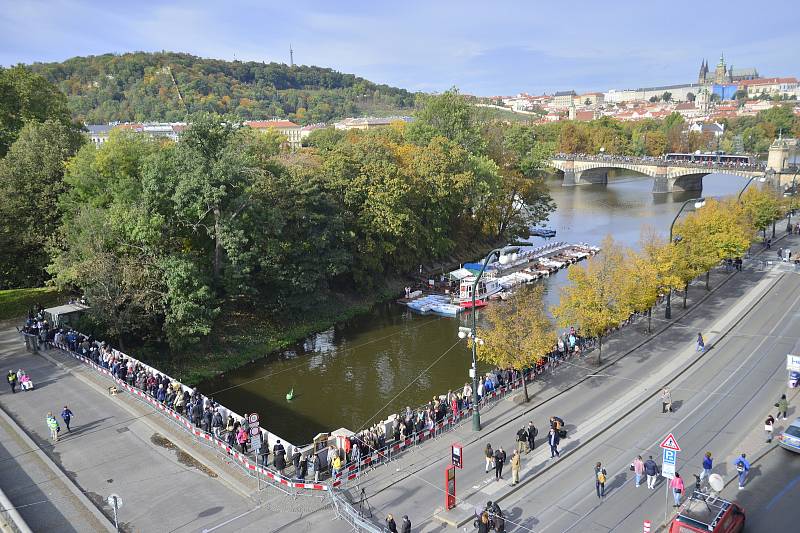 Poslední rozloučení se zpěvákem Karlem Gottem v pražském paláci Žofín.