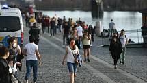 Téměř letní počasí přilákalo na pražskou náplavku davy lidí i ve středu 31. března 2021. Místo jsme okolo 18. hodiny navštívili s redakčním objektivem.