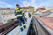 Potápěči pražských hasičů asistovali u zavření protipovodňových vrat Čertovky