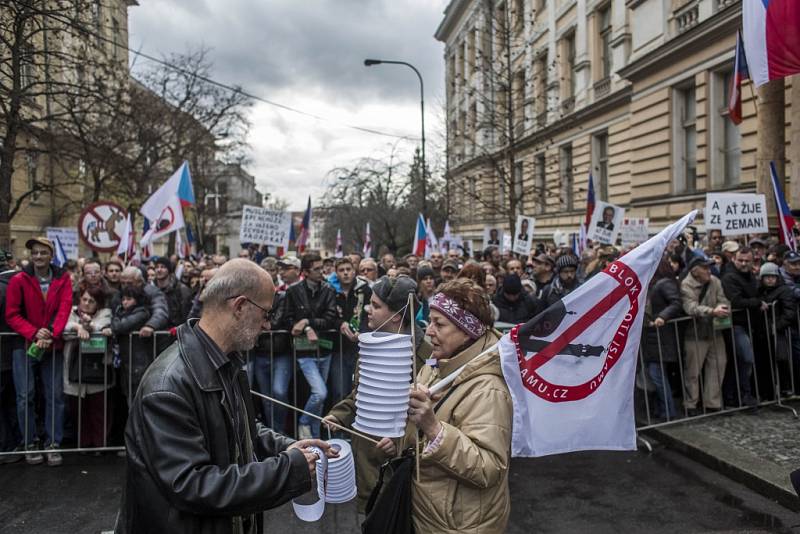 Oslavy 26. výročí Sametové revoluce 17. listopadu na Albertově v Praze.
