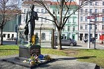 Socha ukrajinského básníka a malíře Tarase Ševčenka na náměstí Kinských na Smíchově.