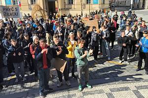 Demonstrace studentů Střední průmyslové školy strojnické Betlémská, odmítajících propuštění angličtináře a španělštináře Milana Šandy, proti řediteli školy Miroslavu Žilkovi.