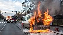 Požár autobusu v ulici Žernošická na Praze 8.