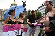 Demonstrace aktivistů ve spodním prádle upozorňujících v centru Prahy na práva zvířat.
