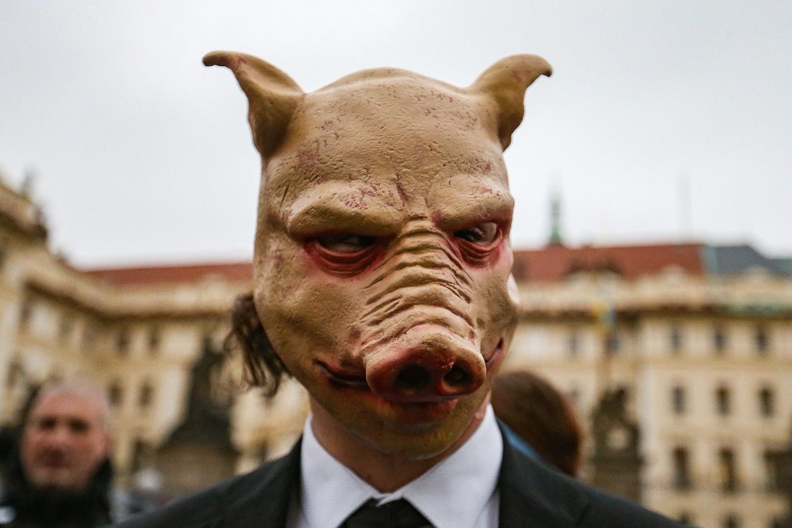 Demonstranti u Pražského hradu vyzvali prezidenta Zemana k abdikaci -  Pražský deník