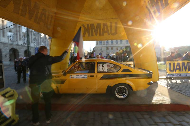 Ze slavnostního startu 10. ročníku mezinárodního automobilového závodu legend Rallye Praha Revival.