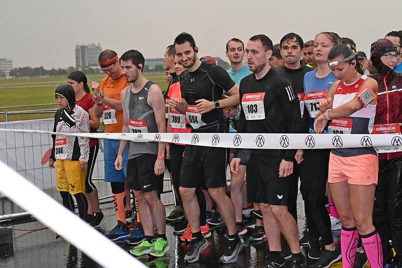 Běh při západu Slunce SunSet Run se konal v sobotu 18.7.2020 na Letišti Václava Havla v Praze.