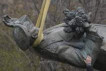Odstranění sochy maršála Koněva.