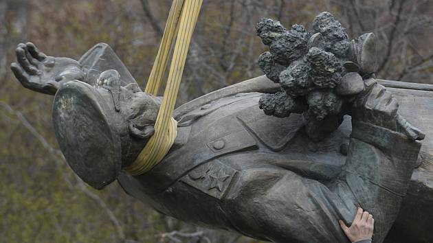 Odstranění sochy maršála Koněva.