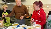 Kurz zdravého vaření pro ženy v nouzi pod vedením kuchaře Romana Pauluse v Potravinové bance Zdiby.