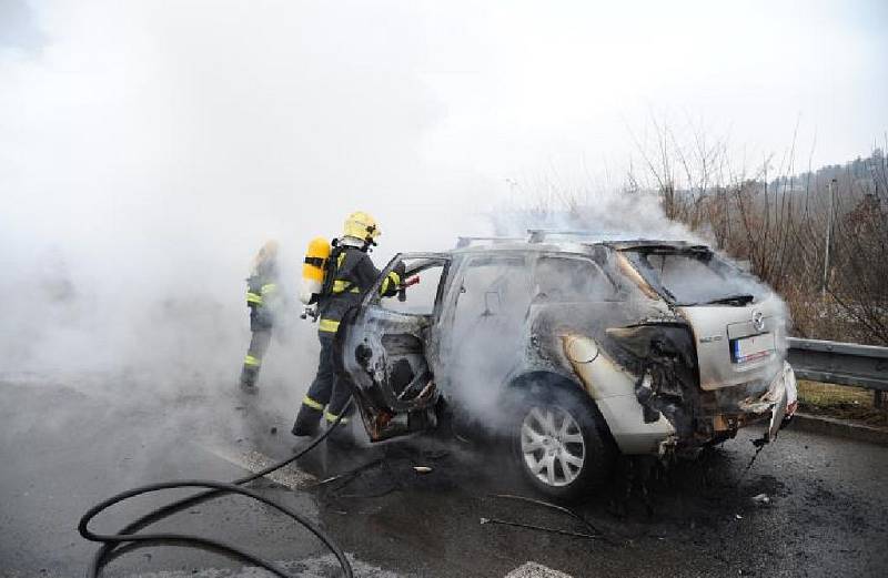 Zcela zničené auto Mazda CX 7 a hmotná škoda odhadovaná na čtvrt milionu korun