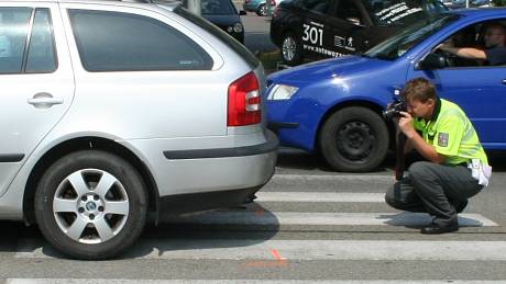 Vyšetřování střetu auta s chodcem. Ilustrační snímek