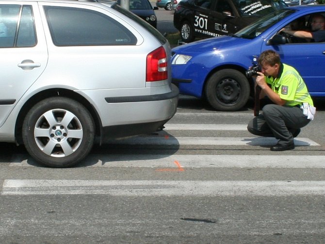 Vyšetřování střetu auta s chodcem. Ilustrační snímek