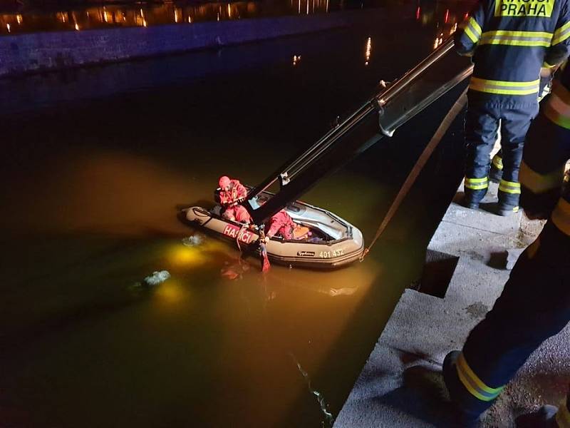 Na Kampě sjelo auto do Vltavy, na místě zasahovali potápěči pražských hasičů.