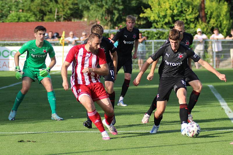 Fotbalisté Slavie Praha B (v tmavém) vyhráli nad Zápy i druhý barážový duel o postup do FNL, tentokrát 3:2.