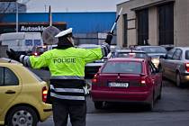 Policista řídil dopravu před benzínovou stanicí u Dolních Měcholup, která je nejlevnější v celé Praze. Řidiči tam často blokují silnici hned u křižovatky, kde se tvoří kolony.