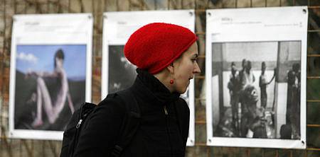 Na Kampě v parku byly vystaveny fotografie světoznámé fotografické agentury VII, pro kterou fotografuje např. i Čech Antonín Kratochvíl nebo James Nachtway. Výstava popisuje a vysvětluje Všeobecnou deklaraci lidských práv a svobod.