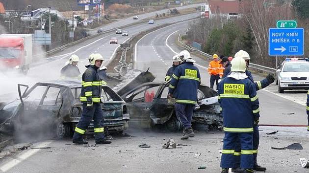 Zásah hasičů z Mníšku pod Brdy u dopravní nehody s následným požárem na R7.