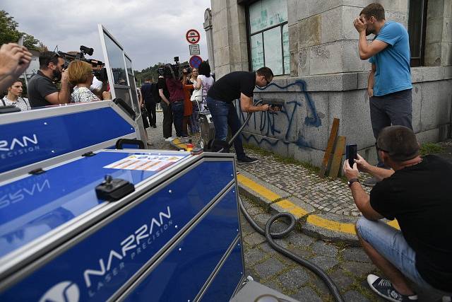 Pražský primátor Zděnek Hřib (Piráti) si prohlédl moderní metody odstraňování graffiti.