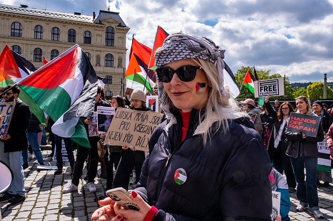 Z pochodu solidarity s Palestinou v Praze 21. dubna 2024..