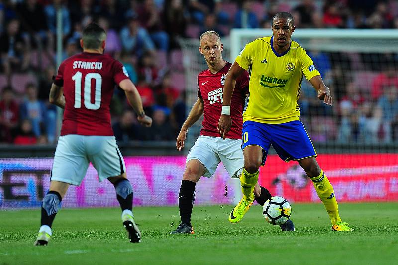 Fotbalové utkání HET ligy mezi celky AC Sparta Praha a FC Fastav Zlín 4. května v Praze. Jean-David Beauguel.