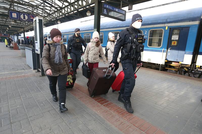 Vlak s uprchlíky z Ukrajiny přijel z Bohumína ve středu po osmé hodině ráno. Praha, Hlavní nádraží.