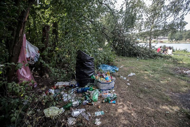 Koupaliště Džbán v pražských Dejvicích 18. července. Okolí nádrže je velmi zarostlé a plné odpadků.