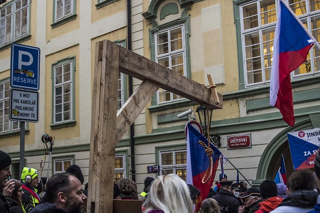 Demonstranti z nacionalistických hnutí i politických stran protestovali v úterý 25. ledna 2022 na Malostranském náměstí v Praze proti pandemickému zákonu.