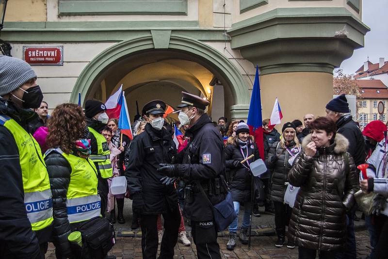 Demonstranti z nacionalistických hnutí i politických stran protestovali v úterý 25. ledna 2022 na Malostranském náměstí v Praze proti pandemickému zákonu.