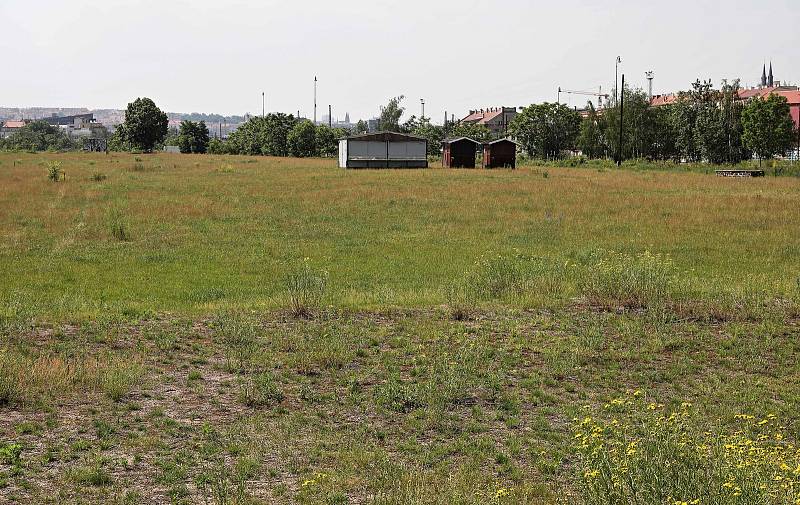 Pozemky mezi nádražím Holešovice a Vltavskou.