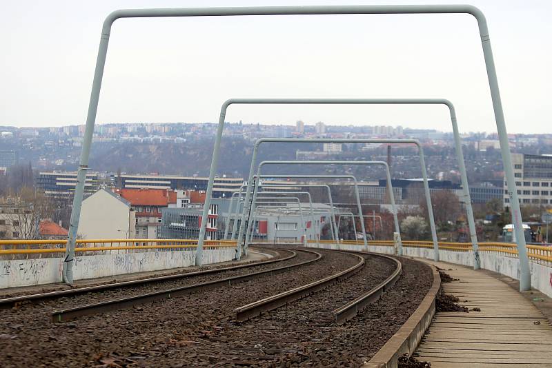 Rekonstrukce tramvajové trati Na Krejcárku pokračuje odstraňováním tramvajových pásů a pražců.