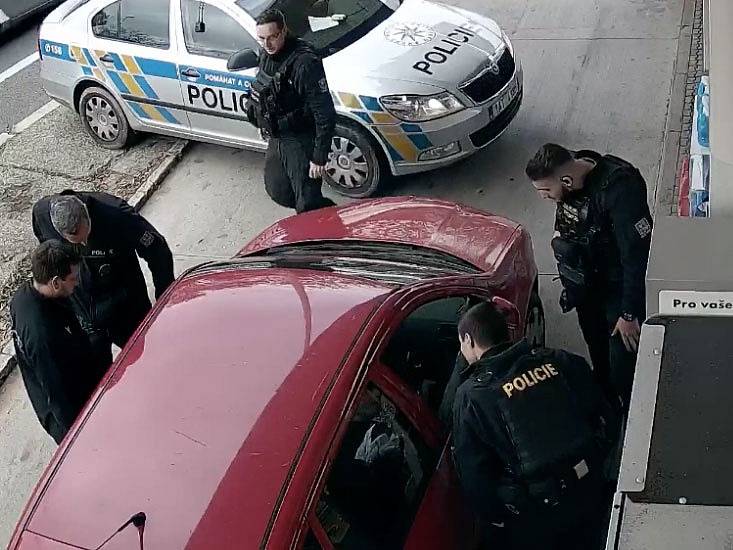 Stopař odcizil auto muži, který mu nabídl pomoc. Policie ho zadržela na benzínce.