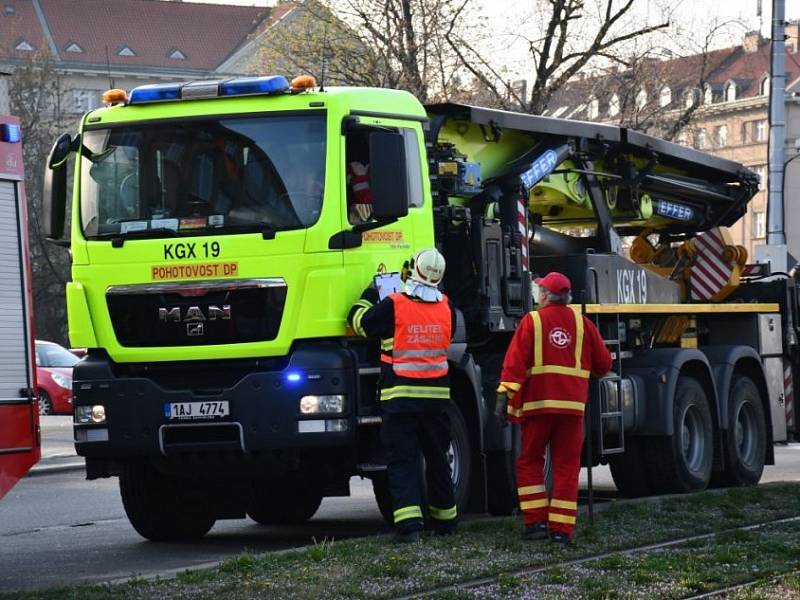 Tramvaji v Praze upadlo za jízdy kolo, provoz do Podbaby musel být na dvě hodiny zastaven.